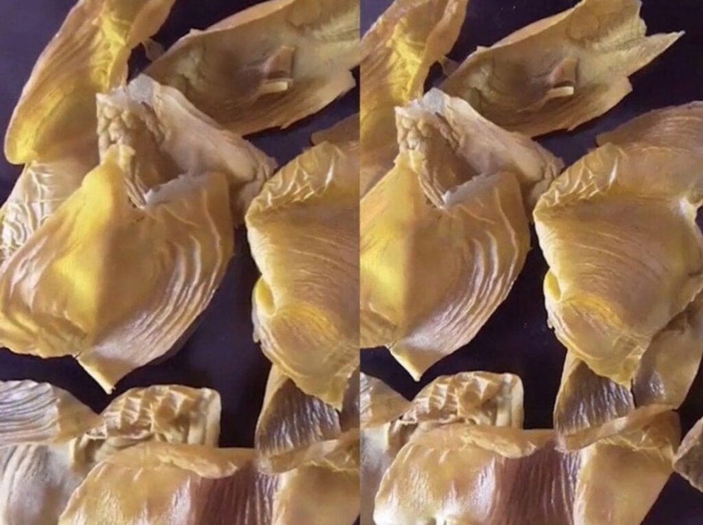 My boyfriend came to give my parents this, my mother told me to marry him immediately